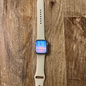 Apple Watch Series 7 (GPS + Cellular, 41mm) Starlight Aluminum Case